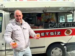 Boşanmanın Sevincini Lokma ile Kutladı