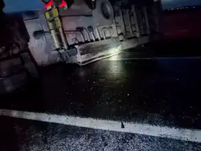 Akaryakıt Tankeri Devrildi, Sürücü Yaralandı