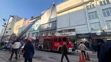 Kayseri'de Giyim Mağazası Yandı, 2 Çalışan Yaralandı