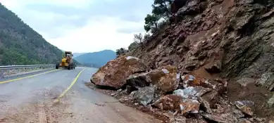 Kayseri Yahyalı'da Heyelan: Yol Açıldı!