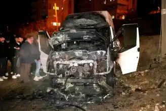 Kayseri Yahyalı'da Park Halindeki Minibüs Yandı