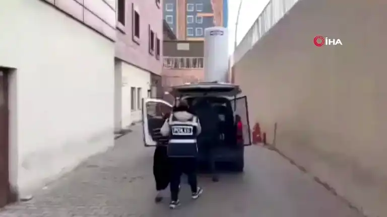 Baza İçinde Saklanan Hırsız Yakalandı!