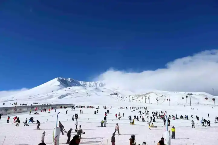 Erciyes'te Kayak Sezonu Başladı: 3 Milyon Ziyaretçi Hedefi!