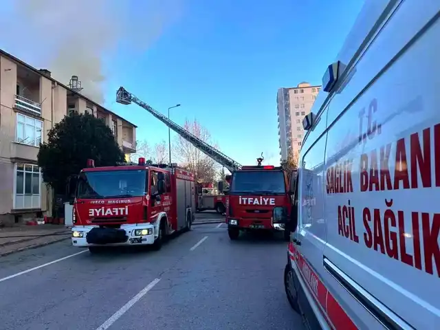 Kayseri Melikgazi'de Apartman Çatısında Yangın!