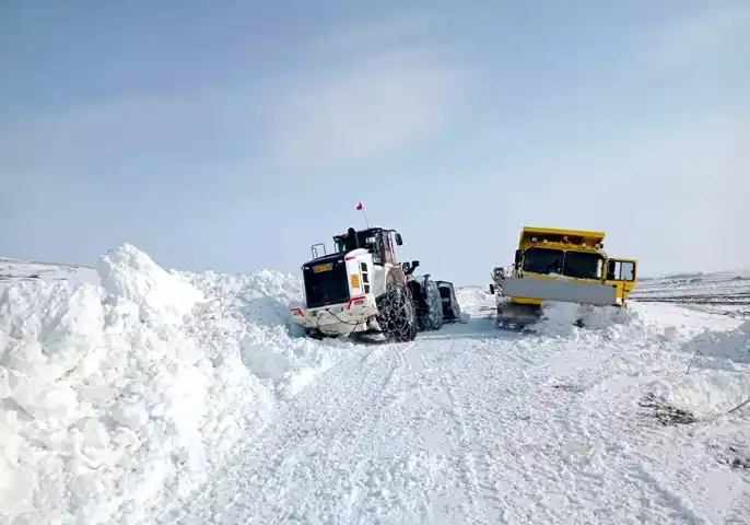 Kayseri'de Yoğun Kar Yağışına Rağmen Yollar Açılıyor