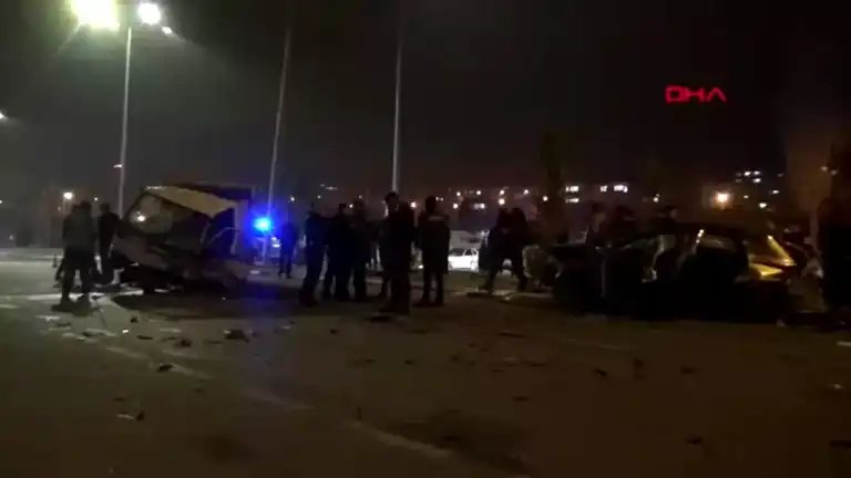 Kayseri'de Oto-Kamyonet Çarpışması: 6 Yaralı