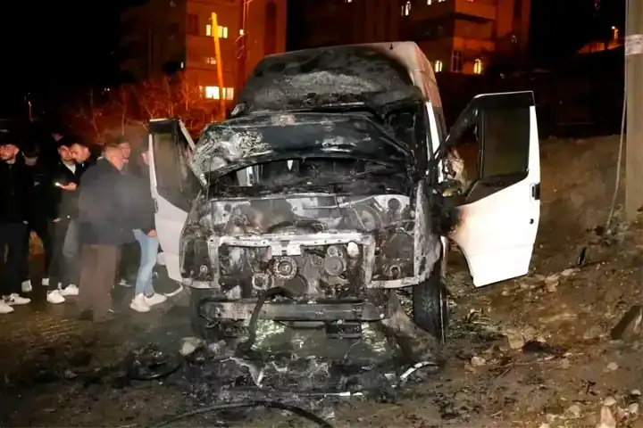 Kayseri Yahyalı'da Park Halindeki Minibüs Yandı