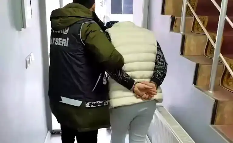 Kayseri'de Uyuşturucu Operasyonu: 4 Gözaltı ve Silah Ele Geçirildi