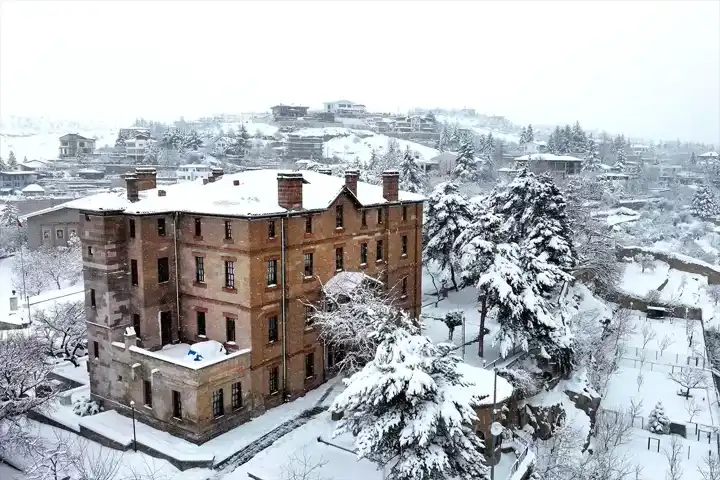 Kayseri'de Yoğun Kar Yağışı: Tarihi Mekanlar Beyaz Örtüyle Kaplandı