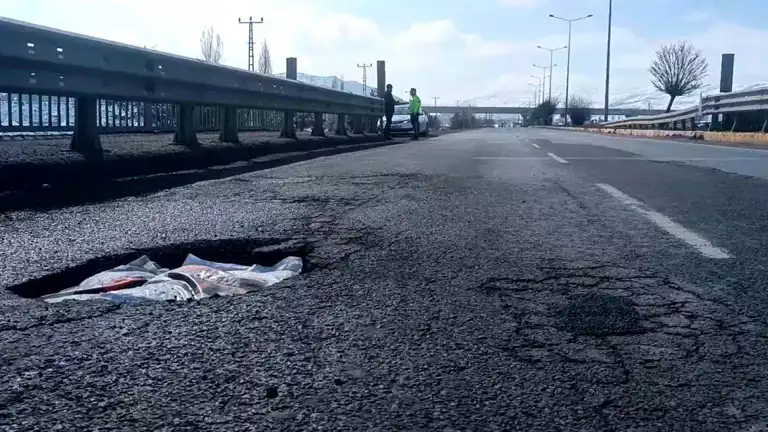 Kızılırmak Köprüsü'nde Obruk Tehlikesi: Polis Zamanında Müdahale Etti