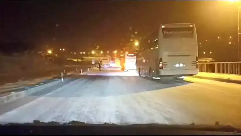Sivas'ta Yoğun Kar Yağışı Ulaşımı Felç Etti!