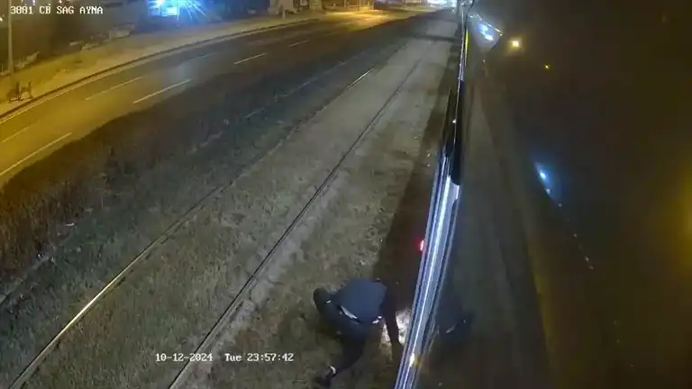 Kayseri'de Vatman, Raylara Bağlı Köpeği Kurtardı!